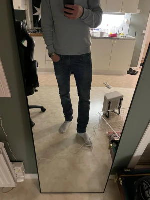 Replay Anbass  - Säljer ett par Replay Anbass jeans i mörkblå tvätt. Klassisk femficksmodell med raka ben och normal passform. Jeansen har snygga slitningar och detaljerad söm på bakfickan. Tillverkade i mjukt jeansmaterial som sitter skönt hela dagen. Har ni frågor eller funderingar är det bara att höra av er 😁