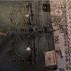 True religion Joey low rise flare flap - Säljer dessa true religion byxor då de tyvärr inte kommer till användning. De är ej använda eller slitna på något sätt, endast provat på och var tyvärr för stora på mig! Nypris var runt 1399kr, pris kan diskuteras :) 