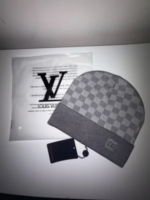 LVmössa - Grå  LVmössa perfekt för vintern (snabb frakt, skickas samma dag som den beställs eller dagen efter) 