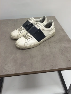 Valentino open - Säljer nu mina Valentino Opens som är riktigt schyssta nu till våren eller sommaren skorna är välanvända och är riktigt snygga 