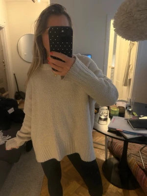 Beige oversized stickad tröja ZARA - Mysig och oversized stickad tröja i beige med lång ärm och breda muddar. Perfekt för lager-på-lager och chill dagar. Enkel design utan synliga detaljer eller mönster, passar till allt.
