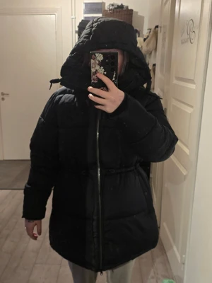 Vinterjacka  - En helt ny vinterjacka i stl 38. Märket är X-Trail. Inga hål eller fläckar finns Kommer från ett djur och rökfritt hem.  Vind- och vattenavvisande yttertyg Varm vaddering i syntet Dragsko i midjan Justerbar huva Tvåvägsdragkedja framtill Handfickor med en knapp Logopatch nedtill  