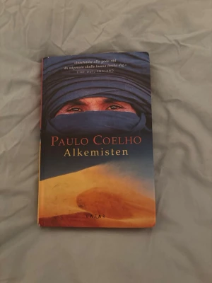 Alkemisten - En inspirerande berättelse om att lyssna till sitt hjärta och våga följa sina drömmar. 