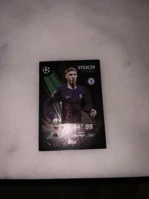 Mörkblå fotbollsväst Chelsea - Snygg mörkblå fotbollsväst från Chelsea med klassisk V-ringning och lång ärm. Västen har ett stilrent och sportigt utseende med Chelsea-logga på bröstet och Nike-märke. Perfekt för dig som gillar fotboll och vill ha en cool look.