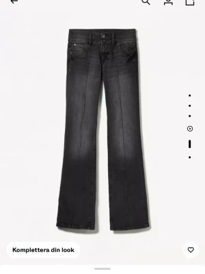 Svarta bootcut jeans med söm - !Slitna som syns på bild! Säljer ett par svarta bootcut jeans med markerad söm framtill. Jeansen har klassisk femficksdesign, dubbla knappar i midjan och är i ett stretchigt denimtyg. Snygg tvättad look och raka ben som går ut i en lätt utsvängd bootcut.