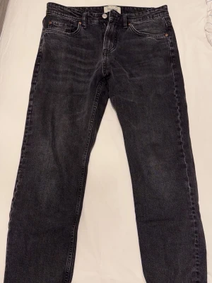 Svarta straight jeans från pull and bear - Säljer ett par svarta pull and bear jeans med klassisk rak passform. Jeansen har fyra fickor och är perfekta till sneakers eller boots och funkar året runt. Materialet är slitstarkt och färgen är mörk svart. Ordniariepris 799