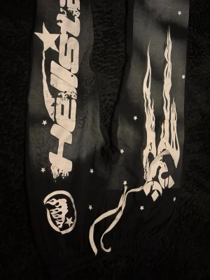 Svarta mjukisbyxor Hellstar - Hellstar byxor som är bra i längd och ganska puffy vid slutet, sitter bra för folk som har storlek L eller M på mjukisbyxor