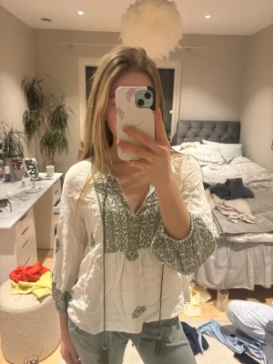 Blus från zara - Vit blus med gröna detaljer, v-ringning och snören med tofsar