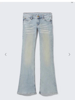 Ljusblå bootcut jeans Cheap Monday - Säljer ett par ljusblå bootcut jeans från Cheap Monday med låg midja i storlek 28/32💗