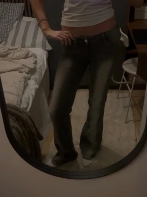 Bootcut jeans i mörkgrå tvätt - Säljer ett par cheap monday jeans från weekday i storlek 29/32💗