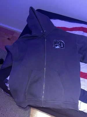 Supply and demand - Det här en supply and demand tröja där jag köpte den men har inte använt den. Storleken är M och tröjan är i bra skick.