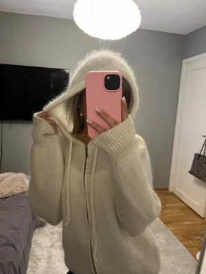 Vit stickad kofta - Vit stickad kofta med luva o kedja 