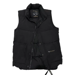 Svart & varm dunväst från Canada Goose - Säljer en svart dunväst från Canada Goose med två stora fickor framtill. Västen har både dragkedja och tryckknappar samt diskret logotyp på ena fickan. Perfekt för lager-på-lager under kyliga dagar.