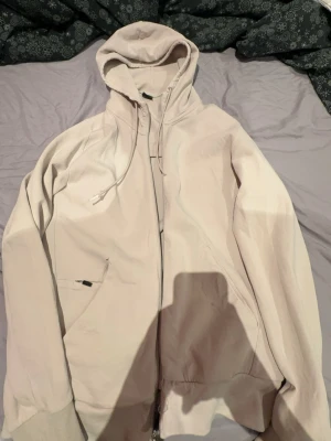 En boss hoodie - Den är sliten och använd boss märket har ramlat av vid för många tvättningar hål vid fickan dragkedjan är paj går ej att stänga 