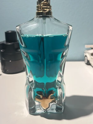 Jean Paul Gaultier Le Beau - Le Beau från Jean Paul Gaultier. Ungefär 66-70 ml kvar,kan inte se exakt, men annars en perfekt parfym för sommaren!🏝️Levereras i originalförpackning.