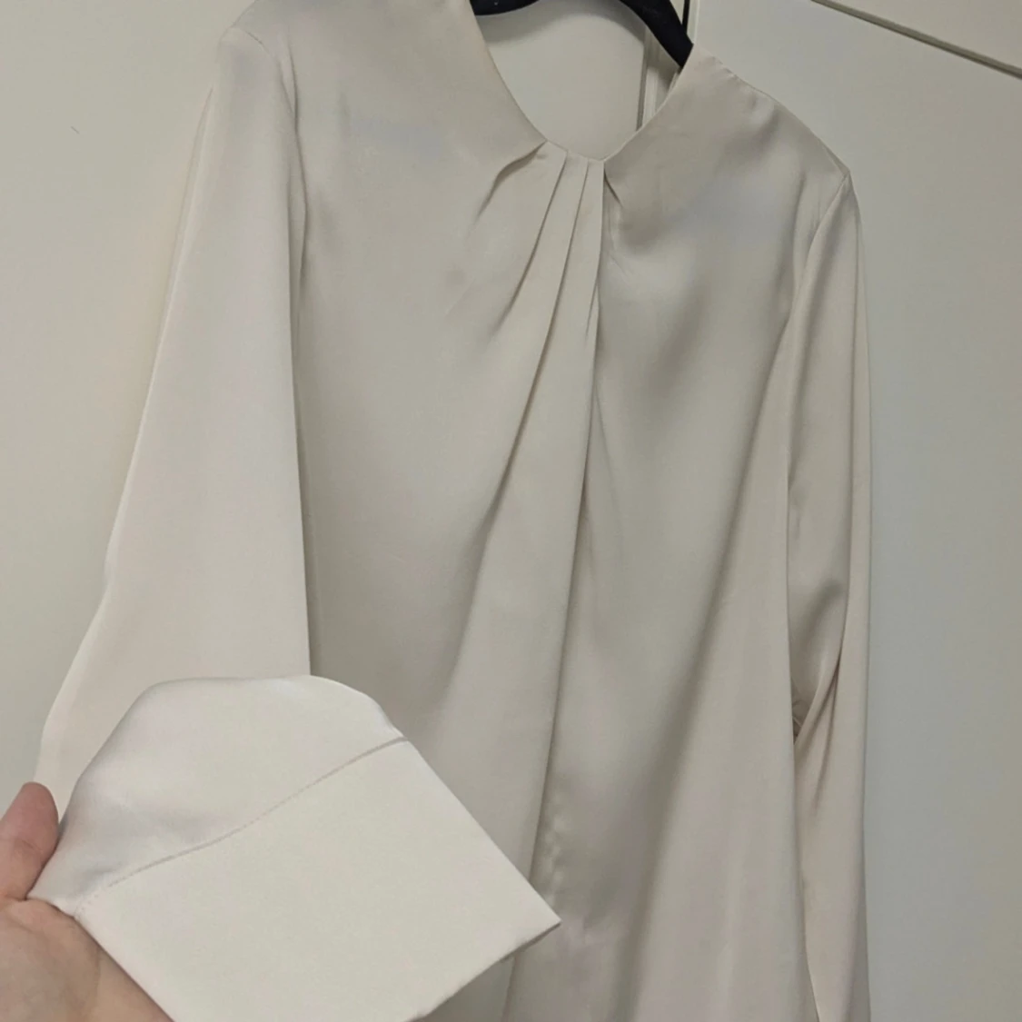 Krämvit blus i satin - 1