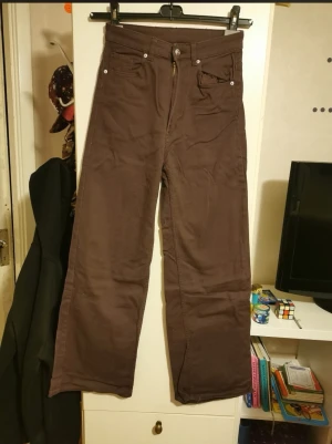 Bruna raka byxor i bomull - Säljer ett par bruna byxor med raka ben och klassisk femficksdesign. Perfekt nu när det blivit mer trendigt med baggy/raka passformer. Använda fåtal gånger! Inget synligt tecken på användning, riktig bekväma och ett par mer ”utstickande” byxor då det är en mer udda färg än just blå jeans. Välj hela instabox då både du och jag slipper fraktkostnad.
