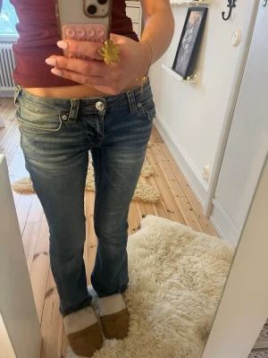 True Religion Joey Low Rise Flare Jeans - Säljer ett par blå jeans från True Religion, modell Joey Low Rise Flare. De har låg midja och utsvängda ben, storlek 23 varsamt använda och inget sönder tramp 