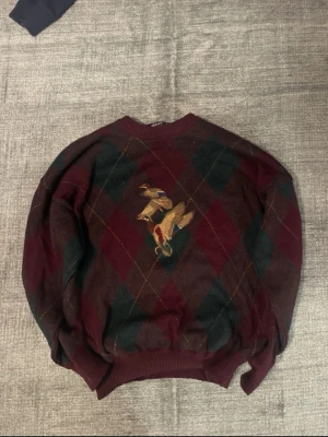 Vintage stickad tröja  - Unik 90-tal gant stickad med en vävd fågel på. Detta är en mycket ovanlig tröja och du kommer inte hitta en liknande.