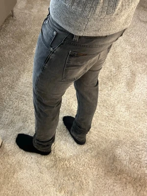 Nudie jeans  - Nudie Jeans Tilted Tor | skick 9/10 | Storlek 31/34 | Pris - 549kr | Modellen är ca 181cm lång | Hör av dig vid minsta fråga eller fundering!!