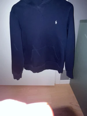  Säljer nu min Ralph Lauren hoodie -  Säljer nu min Ralph Lauren hoodie eftersom den är för liten för mig men den passar dig som vi går runt med stil och känna Clean