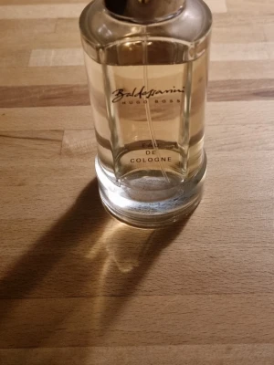 Baldessarini Eau de Cologne - Stilren Baldessarini Eau de Cologne från Hugo Boss. Perfekt för dig som vill ha en klassisk och fräsch doft i din samling. Flaskans design ger ett exklusivt intryck.