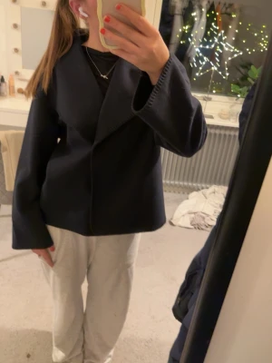 Söt kappa från Gina Tricot Young - Säljer pågrund av att den aldrig har kommit till användning 💞 Har knappar framtill. Slutsåld! Storlek: 170