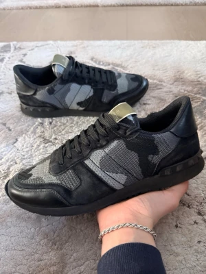 Valentino rockrunner  - Valentino rockrunner i en riktigt snygg modell! Bra skick 7.5/10. En defekt som syns på sista bilden. Bara skor tillkommer. Uk 9 sitter som 43. Kontakta mig om funderingar.