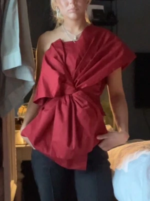 Alla ❤️ dag topp  - Säljer denna fina toppen, perfekt till alla hjärtans dag.❤️köpt för 500kr