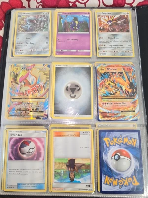 Stor Pokémon-samling 2016-2017 – M Charizard EX & fler! - Säljer nu min Pokémon-kollektion med kort från de eftertraktade åren 2016–2017. Perfekt för samlare! ​Höjdpunkter i albumet: ​M Charizard EX (Full Art) – Samlingens mest värdefulla kort. ​M Pidgeot EX (Full Art). ​Salazzle GX & Drampa GX. ​Massor av klassiska kort från XY Evolutions (20-årsjubileet) och Sun & Moon. ​Info: ​Skick: Överlag mycket fint skick, vissa kort har lätt slitage på baksidans kanter. ​Pris: 1 000 kr för hela albumet. ​Säljer allt tillsammans som ett paket. Först till kvarn.
