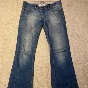 Lågmidjade jeans - Säljer mina favoritjeans då de inte längre passar mig. Inga tydliga skavanker förutom att det är lite slitet längst ned. Midjemått 38 cm innerbenslängd 70 cm