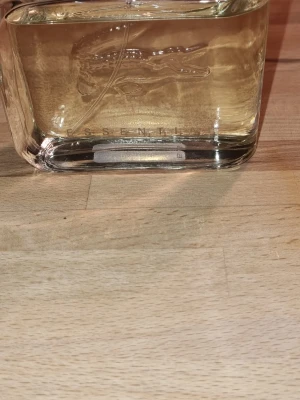 Lacoste Essential herrparfym - Fräsch och stilren parfym från Lacoste med den klassiska krokodilen ingraverad på flaskan. Perfekt för dig som vill ha en modern och sportig känsla. Volym och ingredienser syns ej på bilderna.