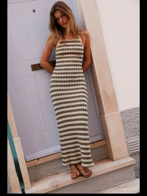 Randig långklänning med öppen rygg - Så snygg stickad långklänning som man kan ta till stranden eller fina tillfällen! Aldrig använd