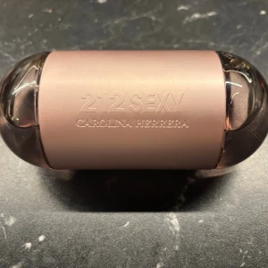 Carolina Herrera 212 Sexy EdP 100ml - Snygg och modern parfym från Carolina Herrera. 212 Sexy EdP i unik kapselliknande flaska, 100 ml. Tillverkad i Spanien. Perfekt för dig som vill sticka ut med stil och attityd. Som ny. Endast använd två gånger.