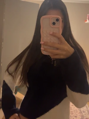 Svartvit stickad tröja Gina Tricot - Mysig stickad tröja från Gina Tricot i svart och vitt med coolt zigzag-mönster. Tröjan har lång ärm och ribbad halsringning. Perfekt för dig som vill ha en enkel men ändå snygg look till hösten eller vintern.