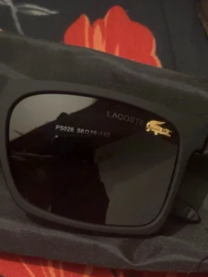 Lacoste solglasögon  - Svarta Lacoste solglasögon, jätte bra skick och snygga. Passar till alla outfits.