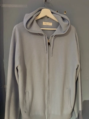 Kashmir ziphood - Kashmir ziphoodie ifrån sayless | Helt ny, bara testad! så skicket är topp notch! | Storlek: L men passar mer M Nypris: 899 kr och mitt pris 459 kr | Kom privat för minsta lilla fundering! 