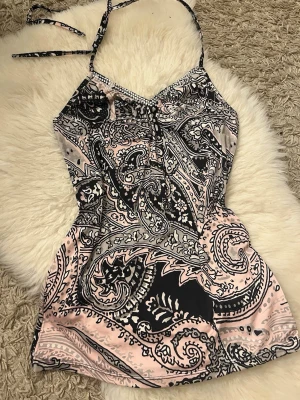 Mönstrad linnetopp med paisley - Vintage melrose topp från 2000 talet, as fin med kristaller upptill 