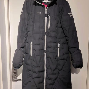 Uhip Ice kappa strl 34 - (Första fyra bilder är lånade) Uhip ice lång dunkappa / ridjacka dam från  i storlek 34. Nypris ca 3000kr. Otroligt skön och användbar, passar både kallare och mellanväder. Bra skick. Finns att hämta utanför helsingborg eller skickas.