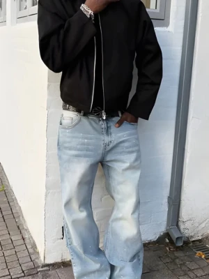 2KWRLD, Ljusblå wide och flared jeans med färgstänk - Säljer ett par ljusblå jeans från 2kwrld i storlek M. De har en bred, loose passform och är dekorerade med vita färgstänk för en cool, avslappnad vibe. Klassisk femficksmodell och tillverkade i denimmaterial. Perfekta för dig som gillar streetwear och vill sticka ut. Passar mig som är runt 177cm. Skicka Dm för fler bilder eller andra frågor🤗Pris kan diskuteras vid en snabb affär!😉