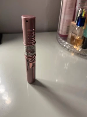 Sky High Mascara - Oöppnad sky high maskara. 