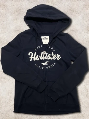 Hollister zip hoodie S-XS - En fet zip hoodie från hollister i färgen blå. Storlek S-XS. Bra skick. 😀