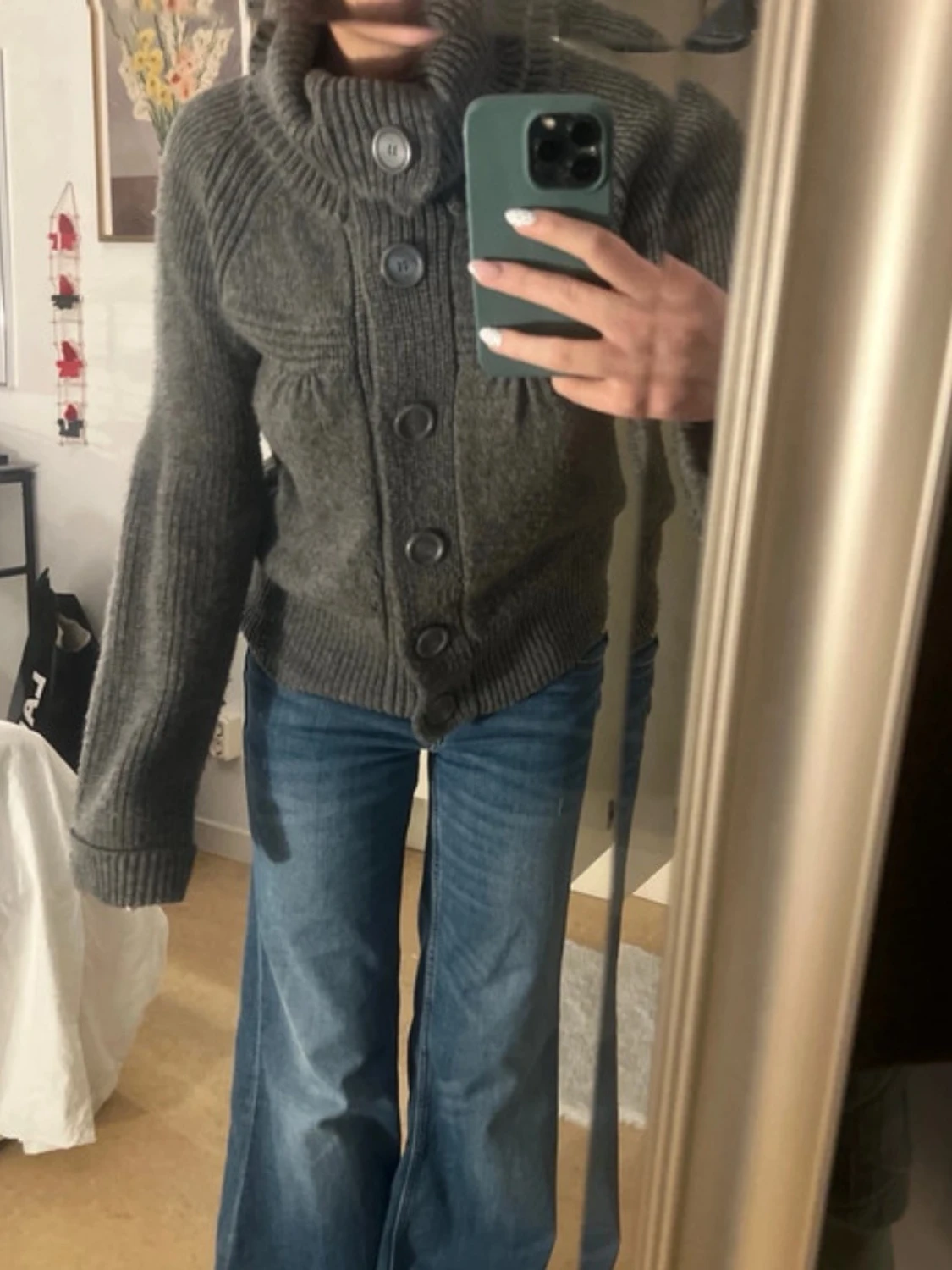 Grå stickad kofta med stora knappar - 6