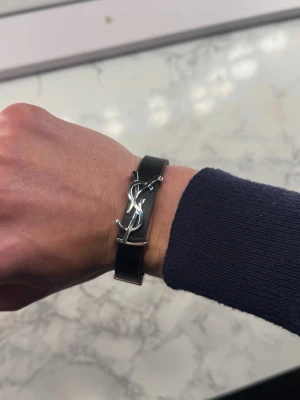 Saint Laurent Armband  - Riktigt stilrent Saint Laurent armband som är helt nytt i topp kvalité. Kan användas både som kille och tjej. Skriv vid frågor och funderingar :) 