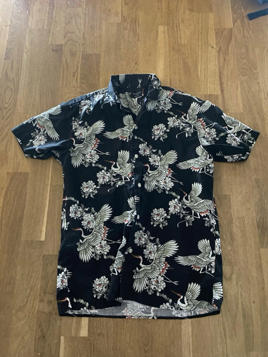 Svart blommig skjorta med fågelmönster