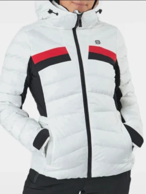 Skidjacka  - Så himla snygg skidjacka från 8848 Altitude!! Har endast använt denna en dag i backen🥰 Som ni ser på bild 2 är det en liten svart sotig fläck på höger sida. Annars som helt ny!! Nypris är runt 3000 kr. Skulle säga att den passar en 36!!