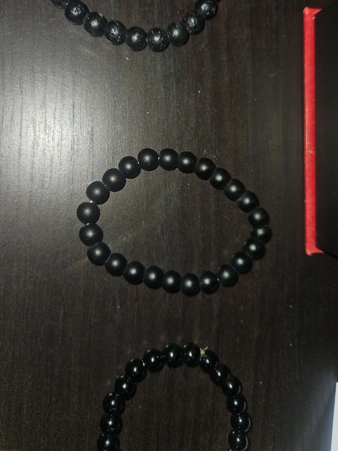 Svart pärlarmband i olika material
