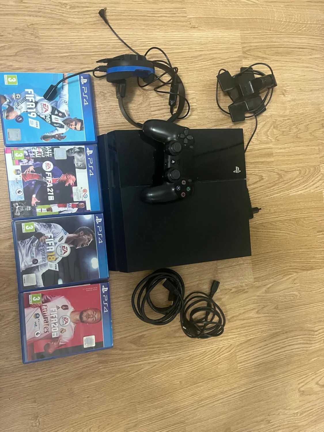PlayStation 4 med tillbehör och FIFA-spel