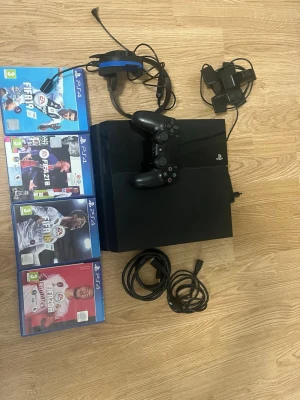 PlayStation 4 med tillbehör och FIFA-spel - PlayStation 4 i helt okej skick med en original handkontroll, headset, laddstation, strömkabel och HDMI-kabel. Fyra FIFA-spel (FIFA 18, 19, 20, 21) ingår. Perfekt för fotbollsälskare! Allt fungerar som det ska, endast mindre bruksspår. Pris går att diskuteras!!