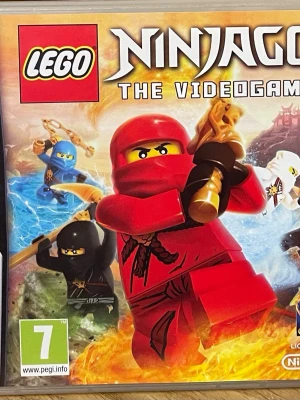 LEGO Ninjago: The Videogame (Nintendo DS) - LEGO Ninjago: The Videogame till Nintendo DS. Komplett med originalfodral, spelkassett och instruktionsbok. Spelet är i fint skick och passar för barn från 7 år. Upplev actionfyllda ninjaäventyr och flerspelarläge!